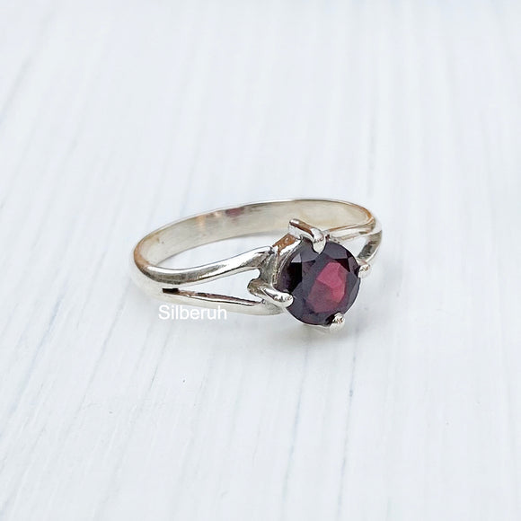 Garnet Round Facetted Silver Ring