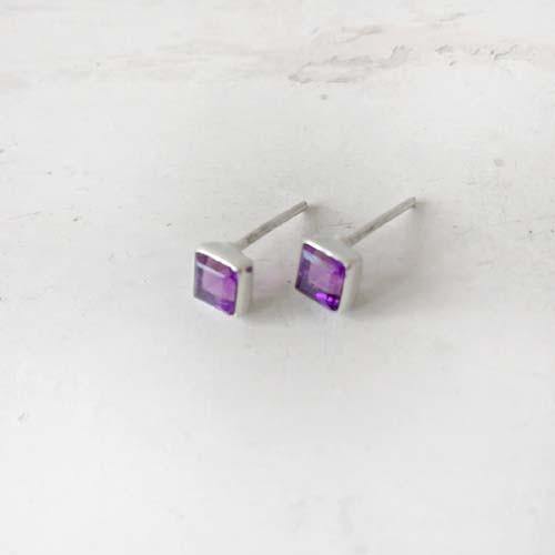 AMETHYST FACETTED SQUARE SILVER STUD - SILBERUH