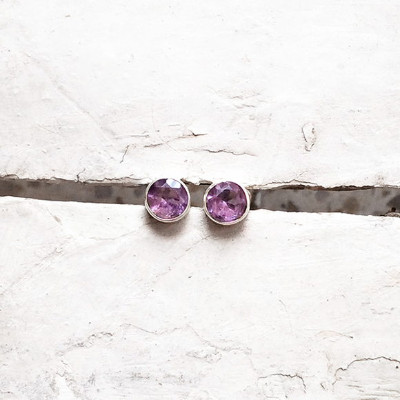 AMETHYST FACETTED ROUND SILVER STUD - SILBERUH