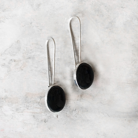 BLACK ONYX LONG HOOK SILVER EARRINGS - SILBERUH