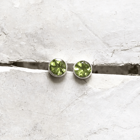 PERIDOT ROUND SILVER STUD - SILBERUH