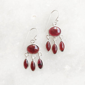 GARNET CHANDELIER SILVER EARRING - SILBERUH