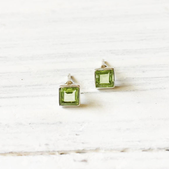 FACETTED PERIDOT SQUARE SILVER STUD - SILBERUH