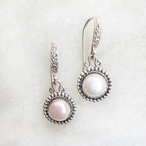 PEARL ORNAMENTAL SILVER EARRING - SILBERUH